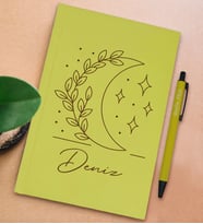BK Gift Kişiye Özel İsimli Sarı Sert Kapaklı Defter ve Tükenmez Kalem Seti, Arkadaşa Hediye, Yeni İş Hediyesi, Doğum Günü Hediyesi (Model 5)