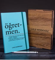 eJOYA Öğretmenlere Özel Ahşap Kutuda Defter Kalem Hediye Seti 110588 (Turkuaz)