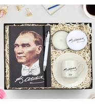 Kişiye Özel Tasarım Defter & Gümüş Renk Detaylı Beyaz Tükenmez Kalem & Beyaz Metal Kutulu Mum & Kişiye Özel Fincan Hediye Seti (Model 1)