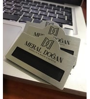 PERSONEL YAKA KARTI METAL ÖZEL BASKILI 5 ADET mıknatıslı (Gümüş)