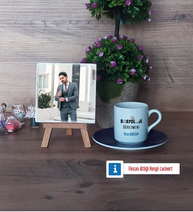Sosyoloji Öğretmeni Fotoğraflı Dekoratif Taş, Ahşap Altlıklı Türk Kahvesi Fincanı Hediye Öğretmenler Günü Hediyesi (Model 4)