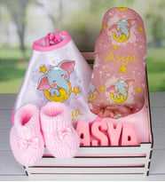 eJOYA Ahşap Sandıkta Kişiye Özel Önlük Battaniye Taş İsimlik Ve Patik Bebek Hediye Seti 109749 (Mavi)