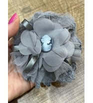 11X11 CM TAŞ KADIN GÖRSELLİ ÇİÇEKLİ TÜLLÜ KADIN BROŞ TÜRBAN İĞNESİ YAKA İĞNESİ (Gri)