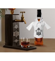 BK Gift Kişiye Özel Kabartma İsimli Musluklu Doğal Ahşap İçki Standı ve Beyaz İçki Şişesi Tişörtü Hediye Seti, Home Bar, Viski Çeşmesi, Ahşap İçecek Çeşmesi (Model 4)