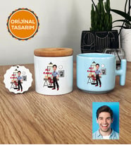 Kişiye Özel Karikatürlü Kuaför Hediye Seti Pastel T Kupa, Kalemlik, Anahtarlık Erkek Kuaföre Berbere Hediye (Mavi)