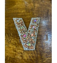 7X6 CM ÜTÜ İLE YAPIŞAN V HARFİ TAŞLI V HARFİ ARMA (Turuncu)