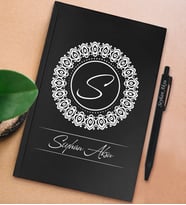 BK Gift Kişiye Özel İsimli Siyah Sert Kapaklı Defter ve Tükenmez Kalem Seti, Arkadaşa Hediye, Yeni İş Hediyesi, Doğum Günü Hediyesi (Model 15)