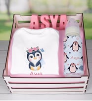eJOYA Ahşap Sandıkta Kişiye Özel Zıbın Biberon Ve Taş İsimlik Bebek Hediye Seti 109481 (Pembe)