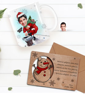BK Gift Kişiye Özel Mutlu Yıllar Karikatürlü Kupa Bardak ve Retro Ahşap Yılbaşı Tebrik Kartı Hediye Seti-3 (Kırmızı)