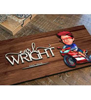 BK Gift Kişiye Özel Motorcu Çocuk Karikatürlü Kabartma Figürlü Ahşap Tablo, Duvar Dekoru, Arkadaşa Hediye, Özel Tasarım Ev Hediyesi-1 (Ceviz)