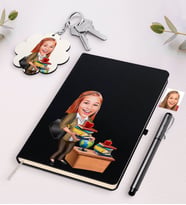 BK Gift Kişiye Özel Bayan Öğretmen Karikatürlü Beyaz Defter Kalem Ve Anahtarlık Hediye Seti-4 (Model 2)