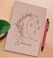 BK Gift Kişiye Özel İsimli Pudra Pembesi Sert Kapaklı Defter ve Tükenmez Kalem Seti, Arkadaşa Hediye, Yeni İş Hediyesi, Doğum Günü Hediyesi (Model 5)