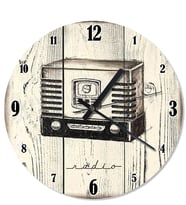 Ahşap Zeminde Lambalı Radyo Duvar Saati