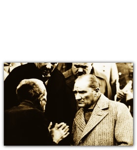 Ahşap Tablo Atatürk Dinlerken
