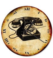 Eskimiş Zeminde Çevirmeli Siyah Telefon Duvar Saati