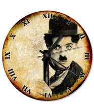 Eski Ahşap Zeminde Kenardan Bakan Charlie Chaplin Duvar Saati