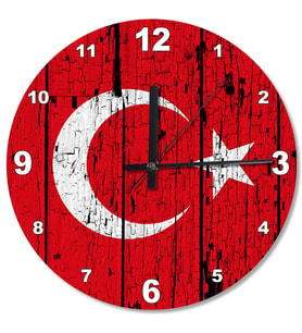 Eskimiş Ahşap Zemininde Bayrak Ahşap Duvar Saati