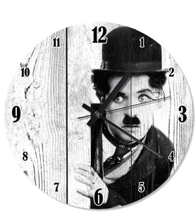 Ahşap Zeminde Kenardan Bakan Charlie Chaplin Duvar Saati