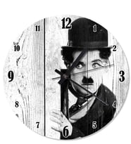 Ahşap Zeminde Kenardan Bakan Charlie Chaplin Duvar Saati