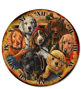 Eski Zeminde Bere Şapka Giymiş Küçük Köpekler Duvar Saati