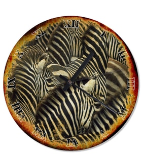 Eski Zeminde Siyah Beyaz Çizgili Zebra Sürüsü Duvar Saati