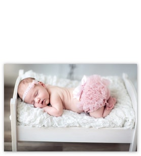 Ahşap Tablo Saç Bandıyla Uyuyan Şirin Kız Bebek