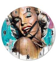 Ahşap Zeminde Marilyn Monroe Portresi Duvar Saati