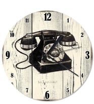 Ahşap Zeminde Çevirmeli Siyah Telefon Duvar Saati