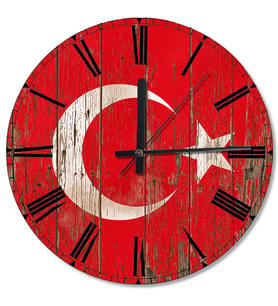 Eskimiş Ahşap Zemininde Bayrak Ahşap Duvar Saati