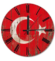 Eskimiş Ahşap Zemininde Bayrak Ahşap Duvar Saati