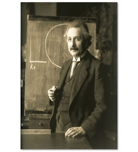 Ahşap Tablo Albert Einstein Tahta Önünde Siyah Beyaz Fotoğraf