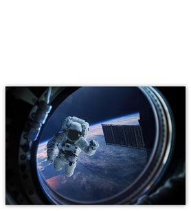 Ahşap Tablo Mekik Penceresinden Astronot Ve Dünya