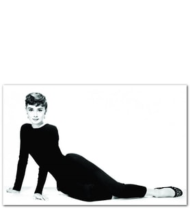 Ahşap Tablo Audrey Hepburn Siyah Beyaz Oturan Poz