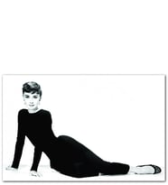 Ahşap Tablo Audrey Hepburn Siyah Beyaz Oturan Poz