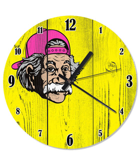Ahşap Zeminde  Pembe Şapkalı Albert Einstein Duvar Saati