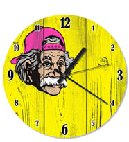 Ahşap Zeminde  Pembe Şapkalı Albert Einstein Duvar Saati