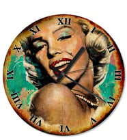Eski Zeminde Marilyn Monroe Portresi Duvar Saati