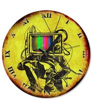 Eski Zeminde Tv Ekranı Kafalı  Adam Duvar Saati