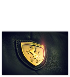 Ahşap Tablo Altın Ferrari Logosu