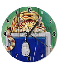 Ahşap Zeminde Monitör Üzerinde Mouse Isıran Kedi Duvar Saati