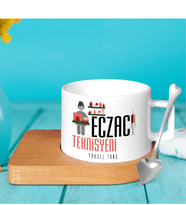 BK Gift Kişiye Özel Mesleki Eczacı Teknisyeni Ahşap Altlıklı Seramik Fincan - 3
