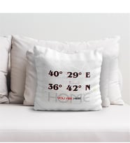BK Gift Kişiye Özel Koordinatlı Beyaz Yastık - 1