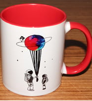Saturn Kızı Ve Astronot Baskılı İçi Ve Kulpu Renkli Porselen Kupa