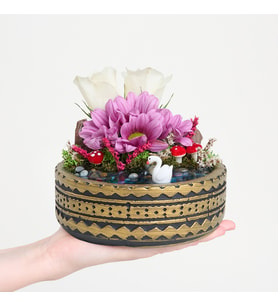 Ring Saksıda Beyaz Gül ve Papatya Teraryum