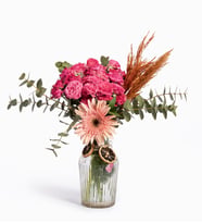 Çizgili Cam Vazoda Pembe Gerbera ve Çardak Güller