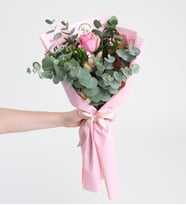 Pembe Bukette Pembe Gül ve Okaliptus