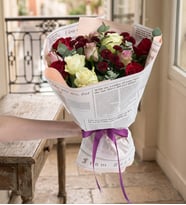 Pembe Gazete Bukette Lila, Beyaz ve Kırmızı Güller
