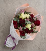 Pembe Gazete Bukette Lila, Beyaz ve Kırmızı Güller