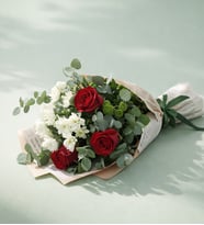 Pembe Gazete Bukette Kırmızı Güller ve Papatyalar
