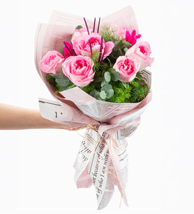 Pembe Gazete Bukette 7'li Pembe Gül